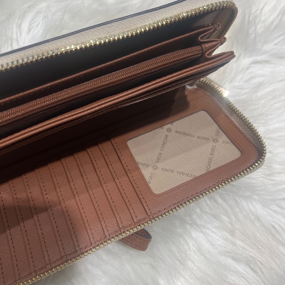 New Michael Kors wallet womens wrist wallet - Picture 4 of 4